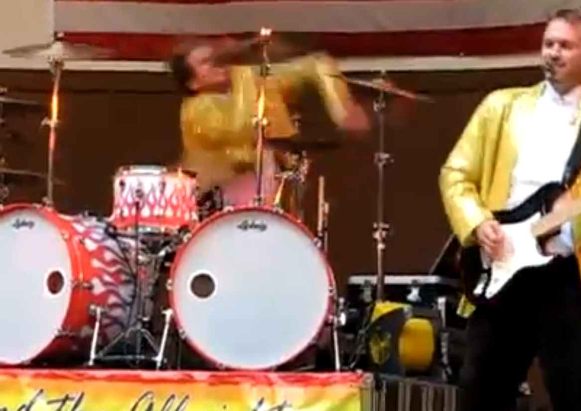Zu heftige Show eines Drummers